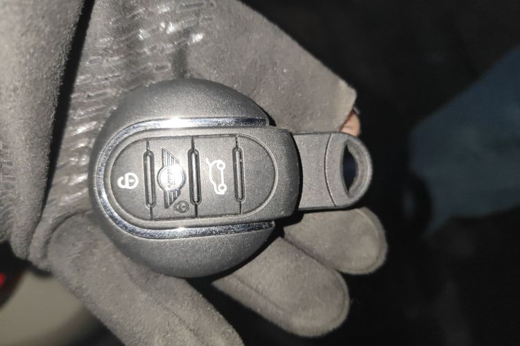 MINI 2022款 改款 1.5T COOPER 艺术家中控内饰11