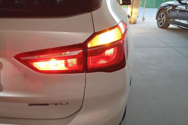 宝马X1 2019款 sDrive18Li 时尚型车身外观9