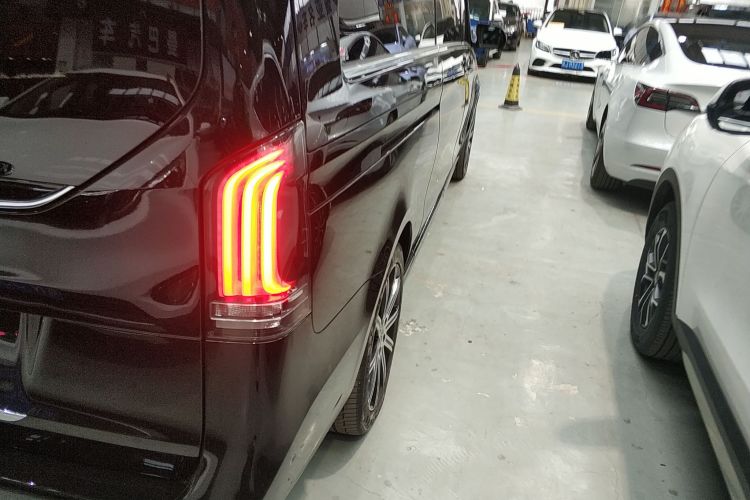 奔驰V级 2024款 V 300 L 长轴距尊贵版车身外观9