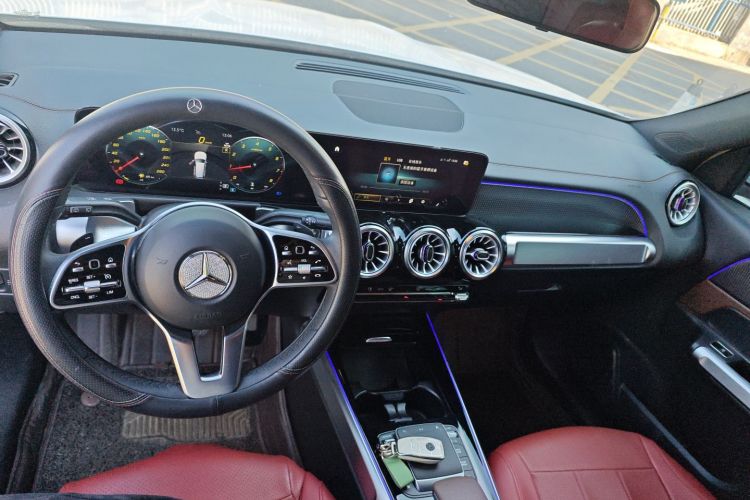 奔驰GLB 2023款 GLB 220 动感型中控内饰12