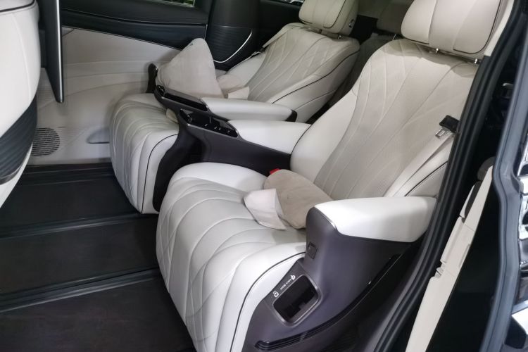 腾势D9 2024款 DM-i 980 四驱旗舰型中控内饰7004