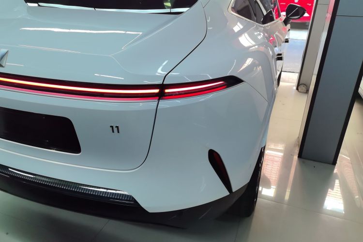 阿维塔11 2023款 鸿蒙 90度 后驱版车身外观9