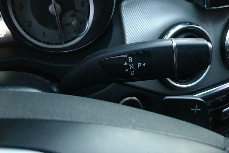 奔驰GLA 2015款 GLA 200 动感型中控内饰18