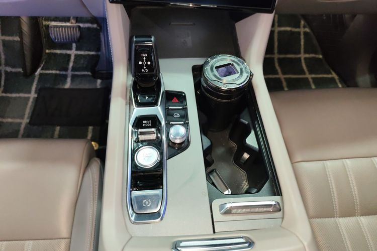 领克09 EM-P 2023款 2.0TD EM-P 远航版PM 六座中控内饰18