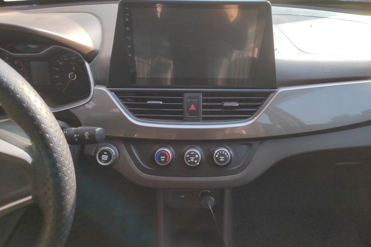 宝骏310W 2017款 1.5L 手动舒适型 国V中控内饰16