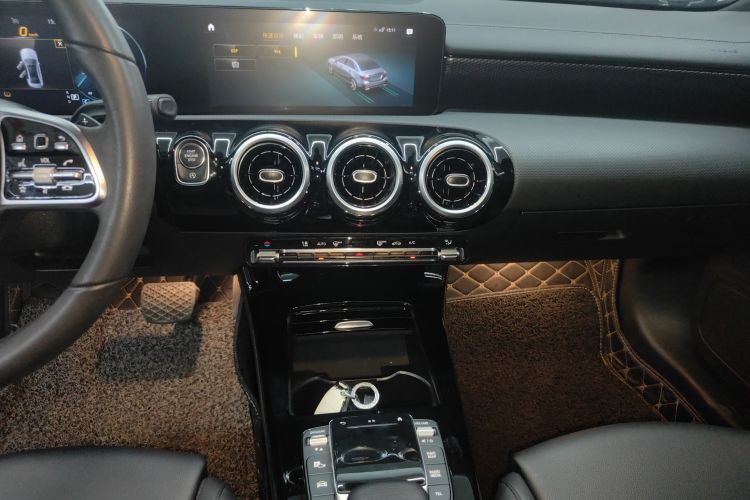 奔驰A级 2021款 A 200 L 运动轿车动感型局部细节16