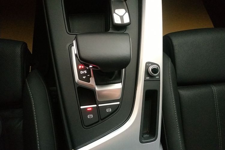 奥迪A4L 2020款 40 TFSI quattro 豪华动感型局部细节18