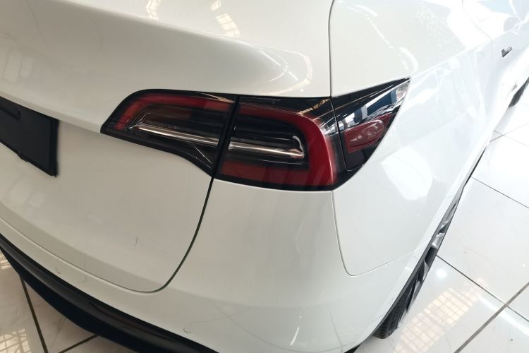 特斯拉 Model Y 2022款 长续航全轮驱动版车身外观9