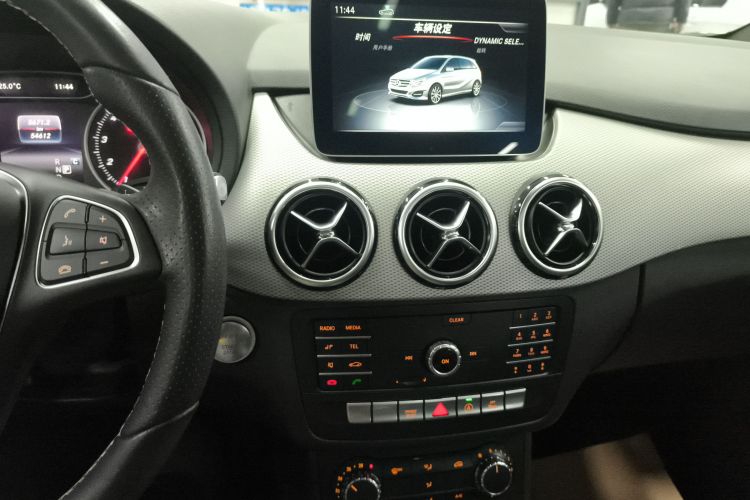 奔驰B级 2018款 B 200 动感型中控内饰16