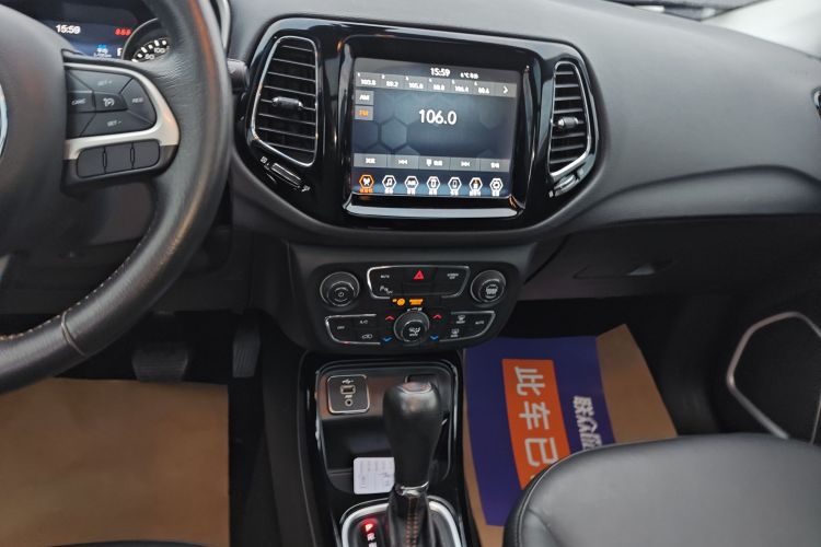 Jeep 指南者 2020款 220T 自动精英版中控内饰16