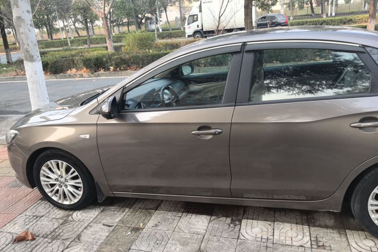 别克 英朗 2015款 15N 自动精英型车身外观4