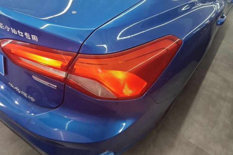 福特 福克斯 2020款 三厢 EcoBoost 180 自动锋潮型车身外观9