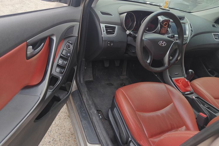 现代 朗动 2016款 1.6L 手动尊贵型中控内饰20