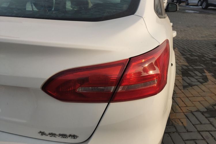 福特 福克斯 2015款 三厢 1.6L 自动风尚型车身外观9