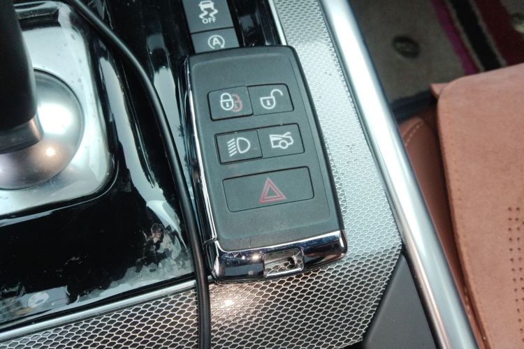 捷豹XEL 2023款 2.0T 250PS R-DYNAMIC S进取运动版中控内饰11