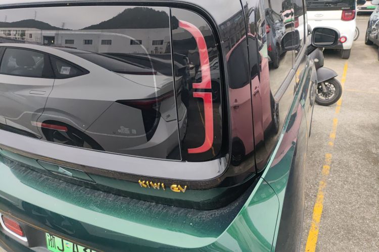 宝骏KiWi EV 2022款 设计师轻享版 三元锂车身外观9