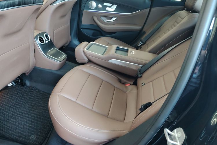 奔驰E级 2023款 改款 E 300 L 运动豪华型中控内饰7004