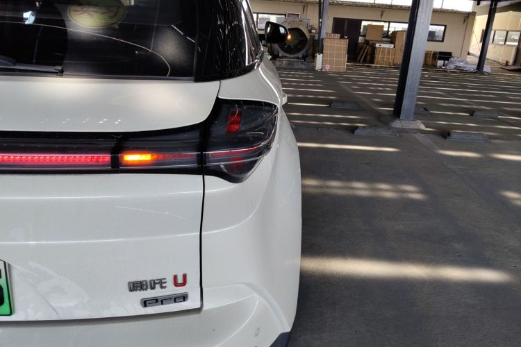 哪吒汽车 哪吒U 2021款 Pro 400 巡航版车身外观9