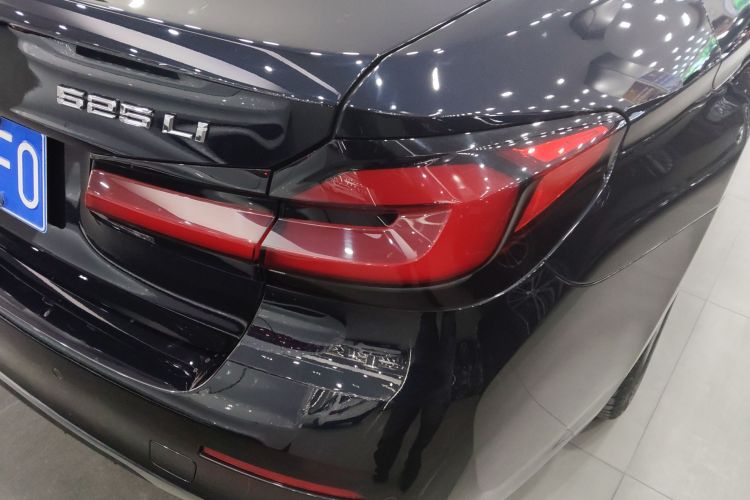 宝马5系 2022款 改款 525Li 豪华套装车身外观9