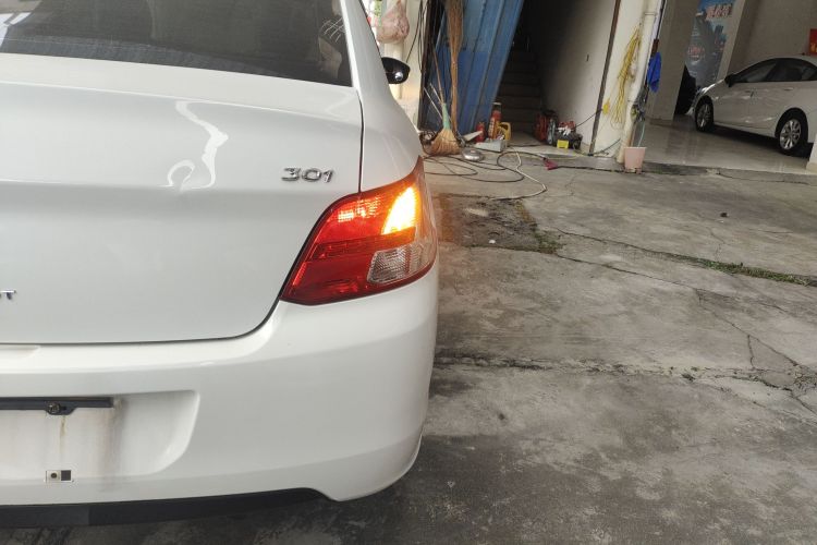 标致301 2016款 1.6L 手动舒适版车身外观9