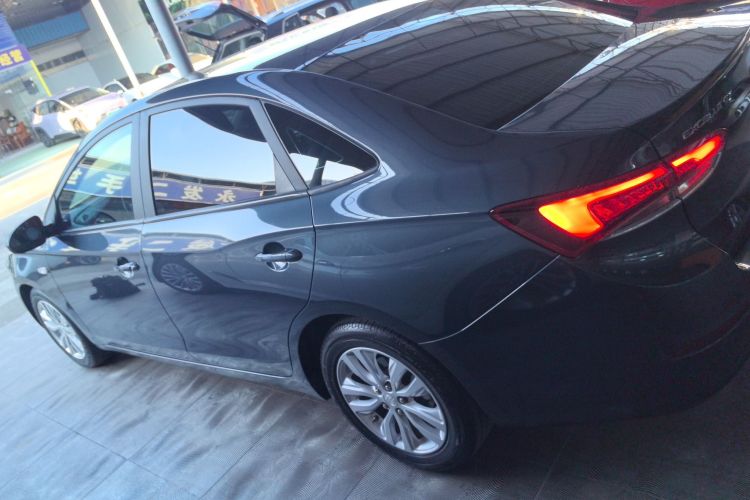 别克 英朗 2021款 改款 典范 1.5L 自动精英型车身外观4