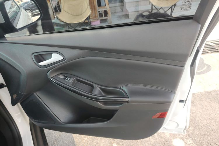 福特 福克斯 2017款 两厢 1.6L 手动风尚型智行版中控内饰7005