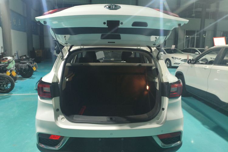 名爵ZS 2017款 1.5L 手动精英版机舱底盘23