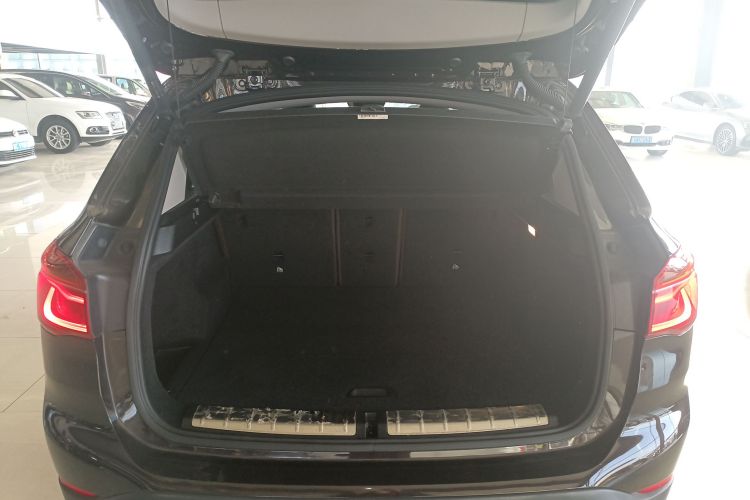 宝马X1 2019款 sDrive18Li 尊享型机舱底盘23