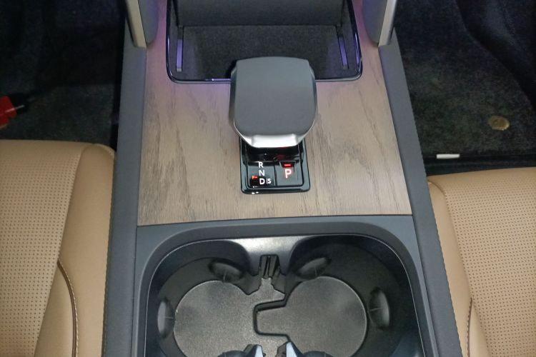 路虎 发现运动版 2025款 249PS 性能科技版中控内饰18