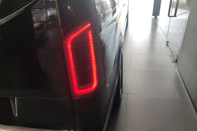 奔驰 威霆 2021款 2.0T 商务版 7座车身外观9