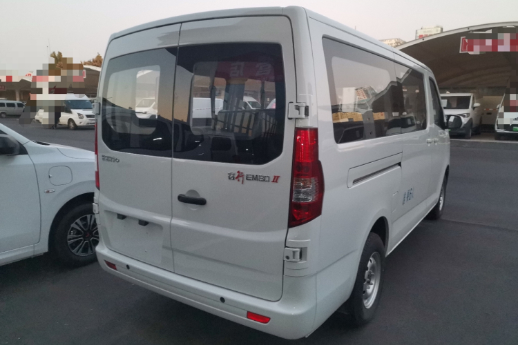 长安凯程 长安睿行EM80 2025款 客运版 舒适型 6座 300km 对开门车身外观7