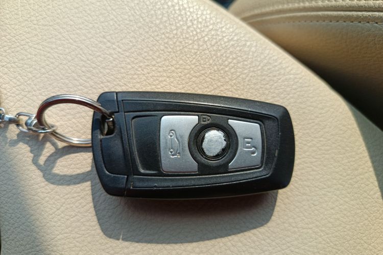 宝马3系 2013款 316i 进取型中控内饰7001