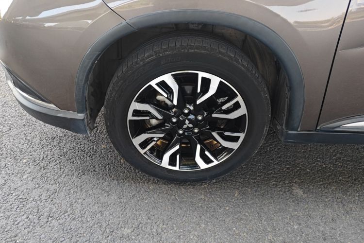 三菱 欧蓝德 2020款 2.4L 四驱致享版 7座车身外观6007