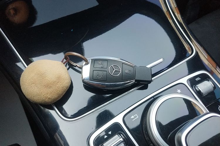 奔驰C级 2018款 C 200 运动版中控内饰11