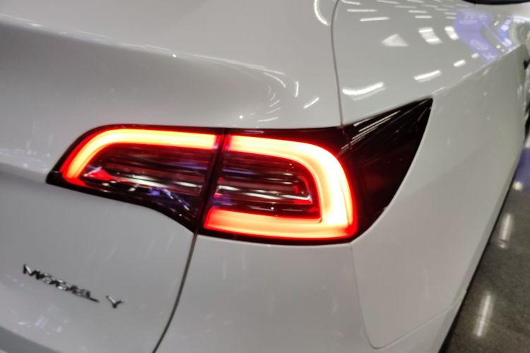 特斯拉 Model Y 2022款 改款 后轮驱动版车身外观9