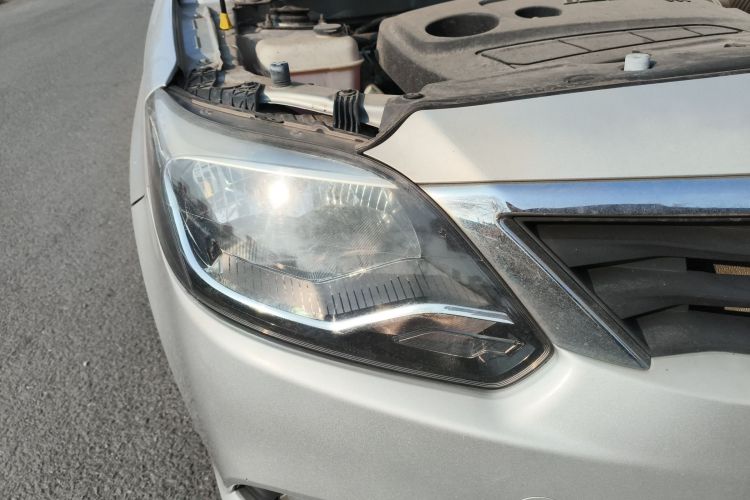 长安 悦翔V3 2015款 1.4L 手动美满型 国IV车身外观8