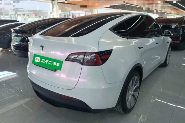 特斯拉 Model Y 2021款 标准续航后驱版车身外观7