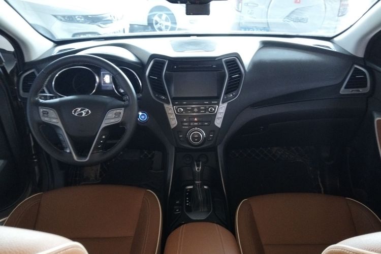 现代 胜达 2017款 2.0T 自动两驱智能型 7座中控内饰12