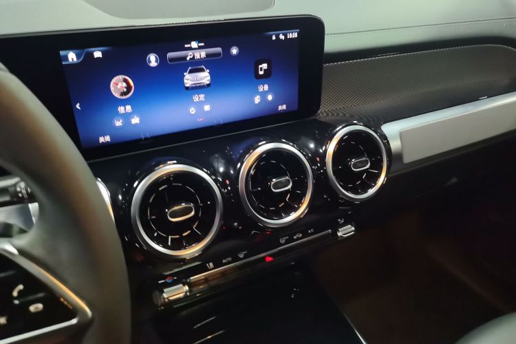 奔驰GLB 2024款 GLB 200 动感型中控内饰16