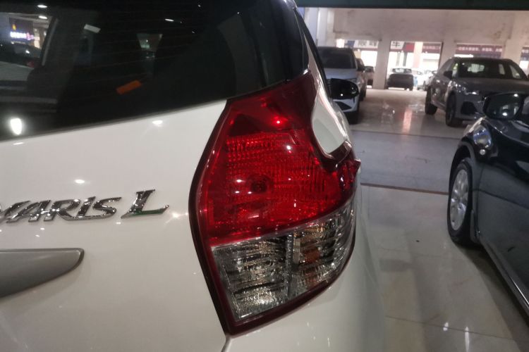 丰田 YARiS L 致炫 2015款 1.5E 自动魅动版车身外观9