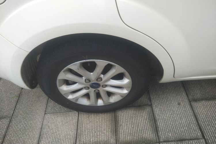 福特 福克斯 2013款 两厢经典 1.8L 自动基本型车身外观6008