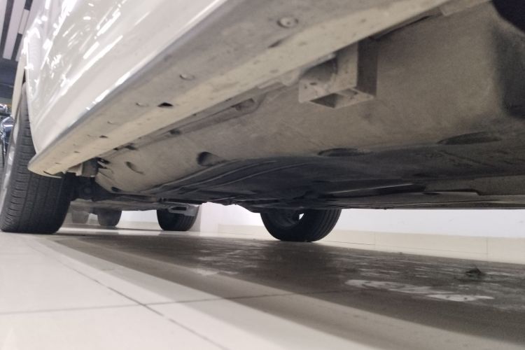 路虎 发现运动版 2020款 249PS R-Dynamic 性能科技版 7座机舱底盘29