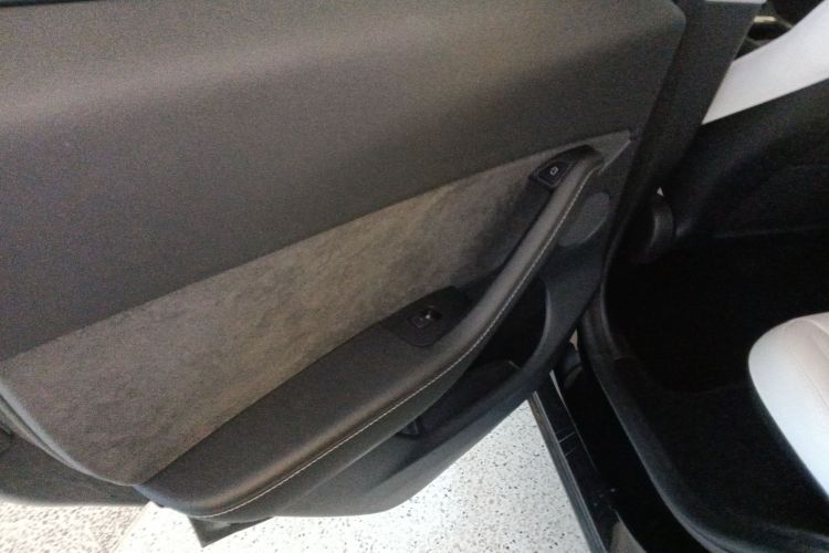 特斯拉 Model Y 2022款 Performance高性能全轮驱动版中控内饰7008