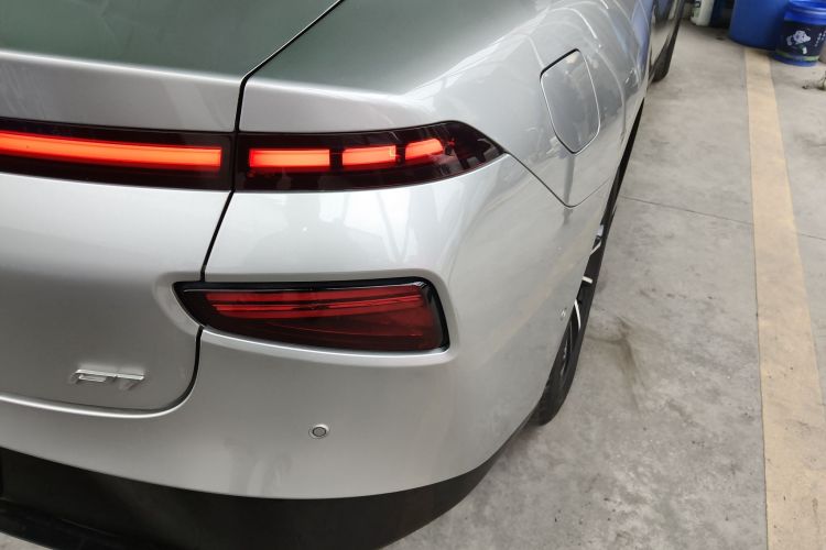 小鹏P7 2022款 625E车身外观9