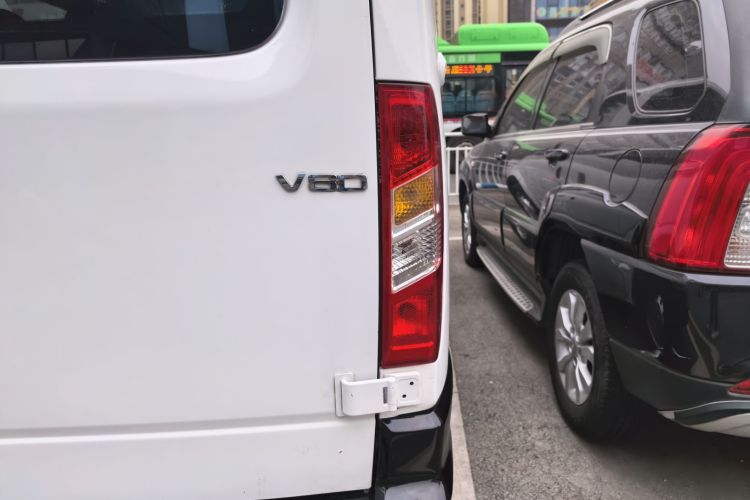 上汽大通MAXUS 新途V80 2019款 2.5T经典款6挡手动傲运通改款短轴超低顶5/6座车身外观9