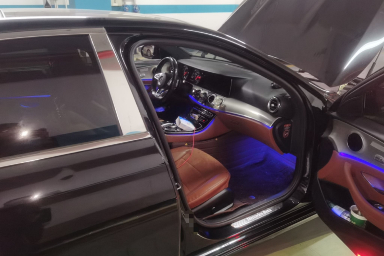 奔驰E级 2017款 改款 E 300 运动型局部细节9005