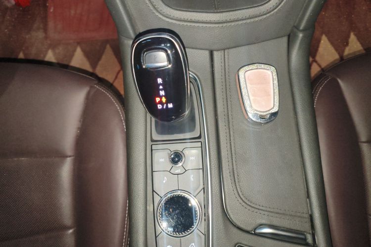 凯迪拉克XT6 2022款 2.0T 七座四驱豪华型中控内饰18