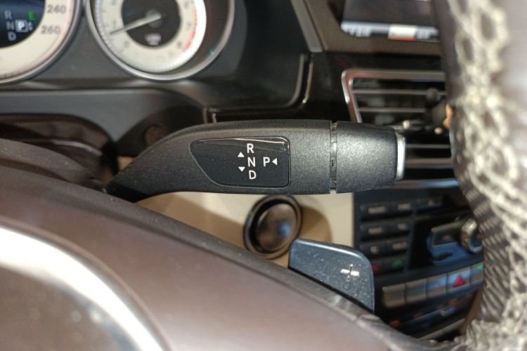 奔驰E级 2015款 E 200 L 运动型中控内饰18