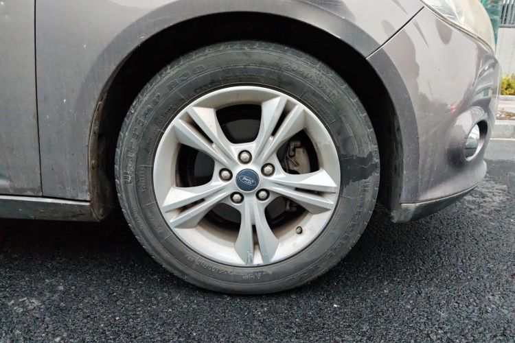 福特 福克斯 2012款 三厢 1.6L 自动风尚型车身外观10