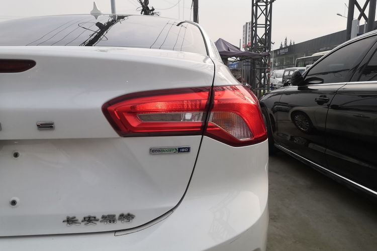 福特 福克斯 2019款 三厢 EcoBoost 180 自动锋潮型车身外观9